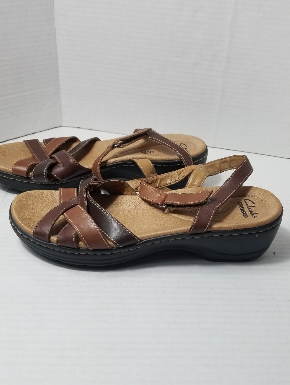 CLARKS COLLECTION WOMEN'S BROWN CROSSOVER SANDALS SIZE 9 - Picture 2 of 16